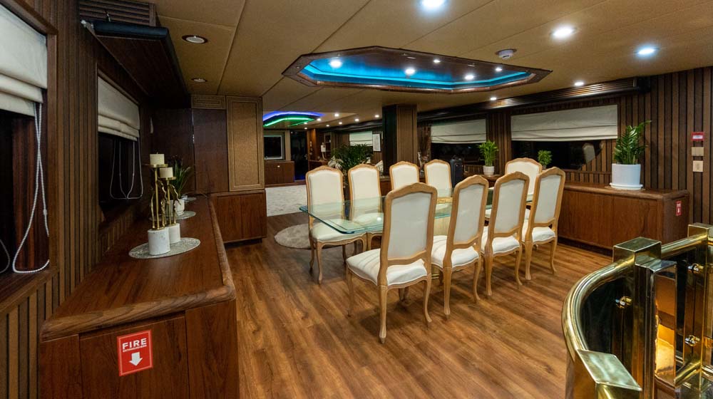 167704919110-yacht-dining-room