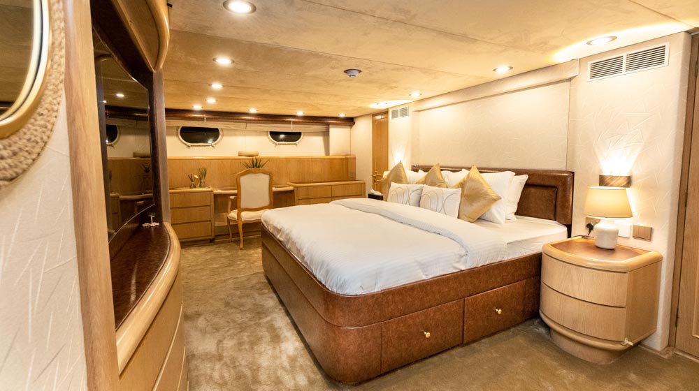 167704919112-yacht-luxury-bedroom