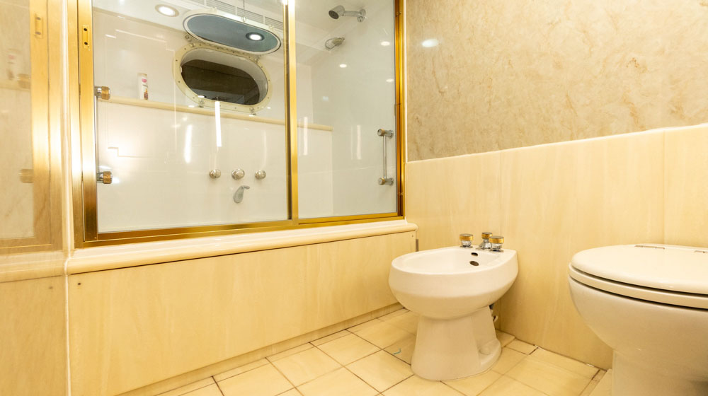 167704919113-yacht-shower-room