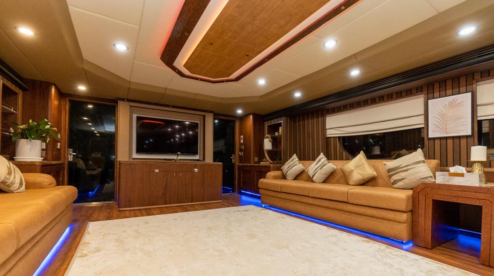 16770491919-yacht-lounge-side-view